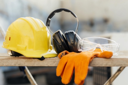 front-view-protective-glasses-with-hard-hat-headphones (1)